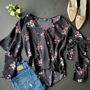 💍Express Black and Floral Blouse